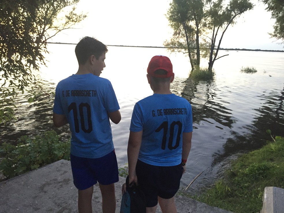 Ã€ beira do Rio Uruguai, crianÃ§as de Nuevo BerlÃ­n usam camisas presenteadas pelo Ã­dolo local durante a Copa do Mundo â€” Foto: Gustavo Rotstein