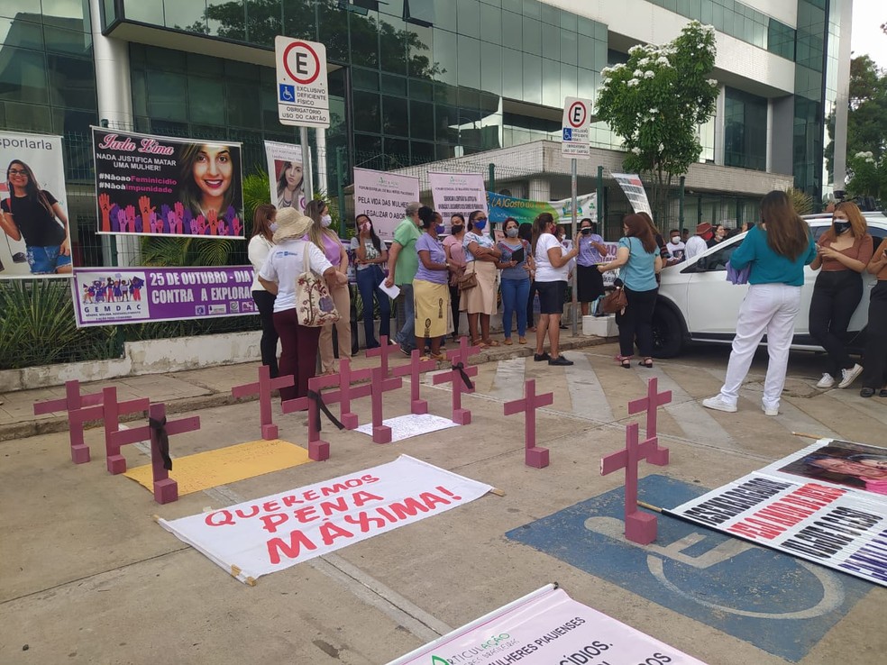 Um grupo de mulheres realiza um protesto pelo fim da violência contra mulheres em frente ao Tribunal de Justiça do Piauí e do Fórum Criminal, onde o julgamento vai acontecer. — Foto: Ilanna Serena/g1