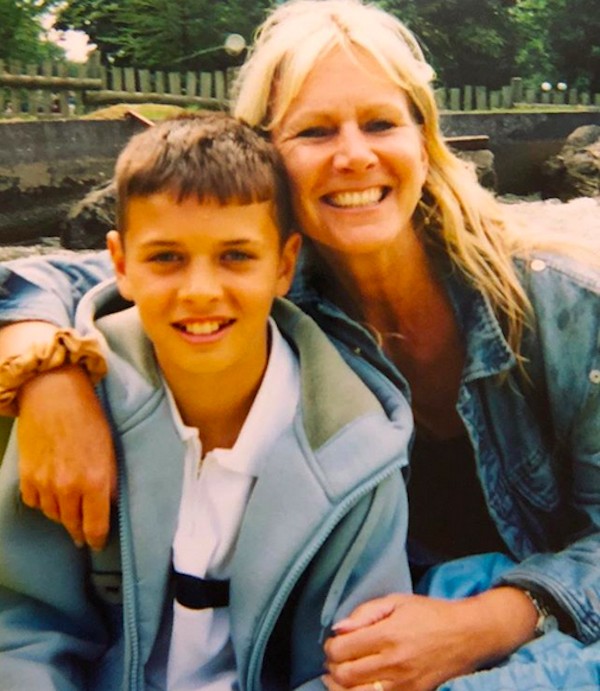 O astro de reality show e ex-jogador de futebol Mike Thalassitis em foto antiga, na companhia da mãe (Foto: Instagram)