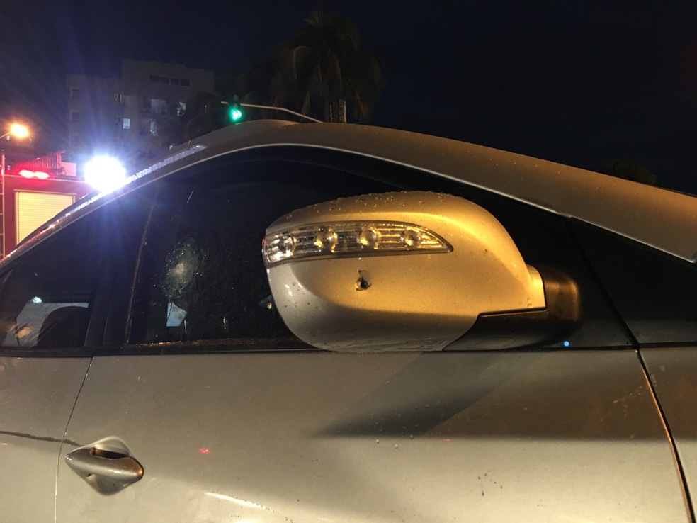 Carro ficou com marca de bala no retrovisor, em jaboatÃ£o  â Foto: Oton Veiga/TV Globo 