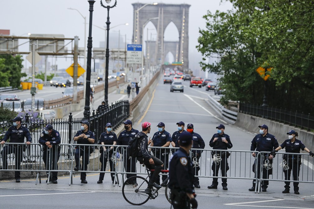 Polícia de Nova York fecha entrada na Brooklyn Bridge nesta quinta (28) durante protesto contra morte de George Floyd — Foto: Frank Franklin II/AP Photo