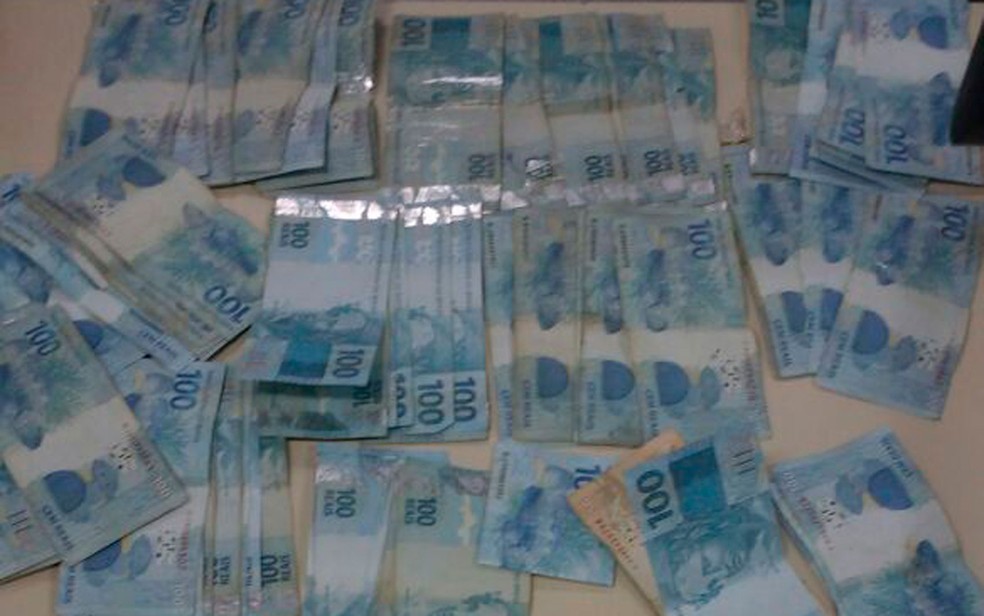 Dois suspeitos de assalto a banco foram presos com R$ 13 mil na Bahia (Foto: Divulgação/SSP)