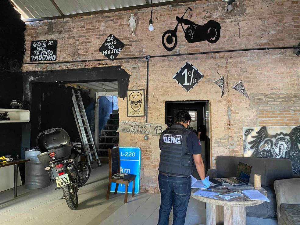 Policiais da Delegacia de Roubos da Capital cumprem mandados durante operação em Maceió — Foto: Polícia Civil