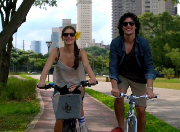 Andar de bicicleta no Parque do Povo é um dos passeios favoritos de Angel e Guilherme na novela (Foto: Globo / Reprodução)