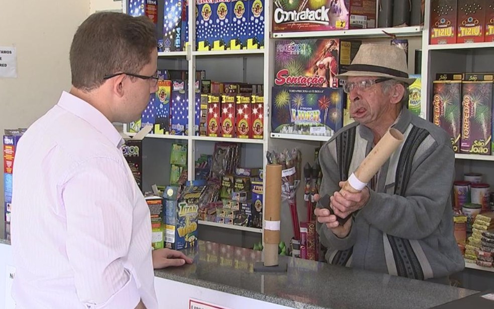 José Carriel, dono de loja de artifício, questiona: 'E agora?' (Foto: Reprodução/ TV TEM)