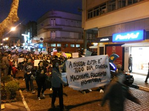 Manifestantes fizeram passeata com faixas e cartazes (Foto: Tiago Guedes/RBS TV)