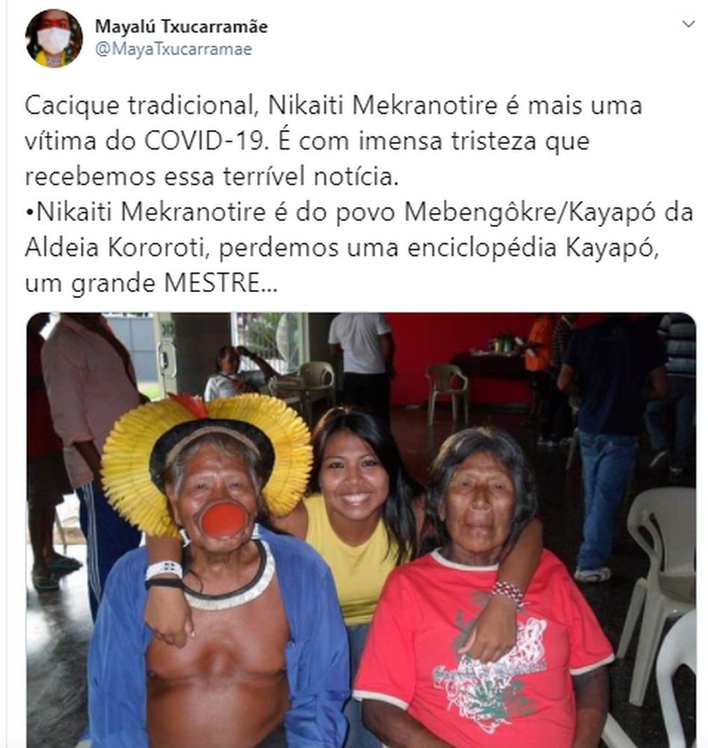 Mayalú postou uma foto dela com o avô, cacique Raoni, e com o cacique Nikaiti — Foto: Twitter/Reprodução
