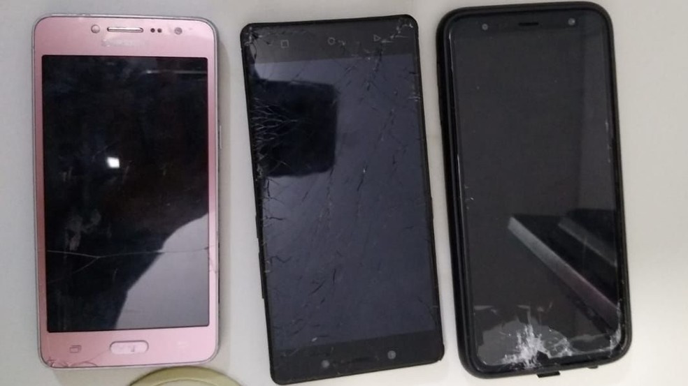Celulares de passageiros apreendidos com adolescentes na Avenida Maranhão — Foto: Cptran/Divulgação