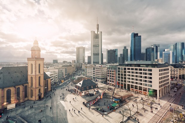 Frankfurt main squares, Hauptwache with Frankfurt financial district skyline. (Foto: Getty Images)