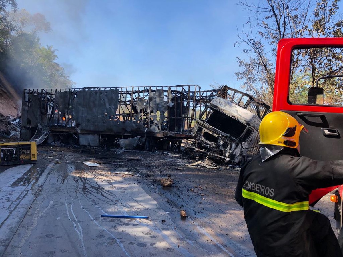 Carreta carregada com óleo diesel explode após bater em outro veículo ...