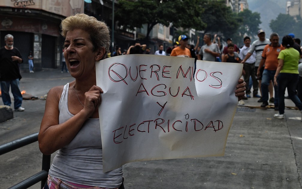 Protestos se multiplicaram na Venezuela por causa de interrupÃ§Ãµes nos serviÃ§os de Ã¡gua e luz â€” Foto: Federico Parra/AFP