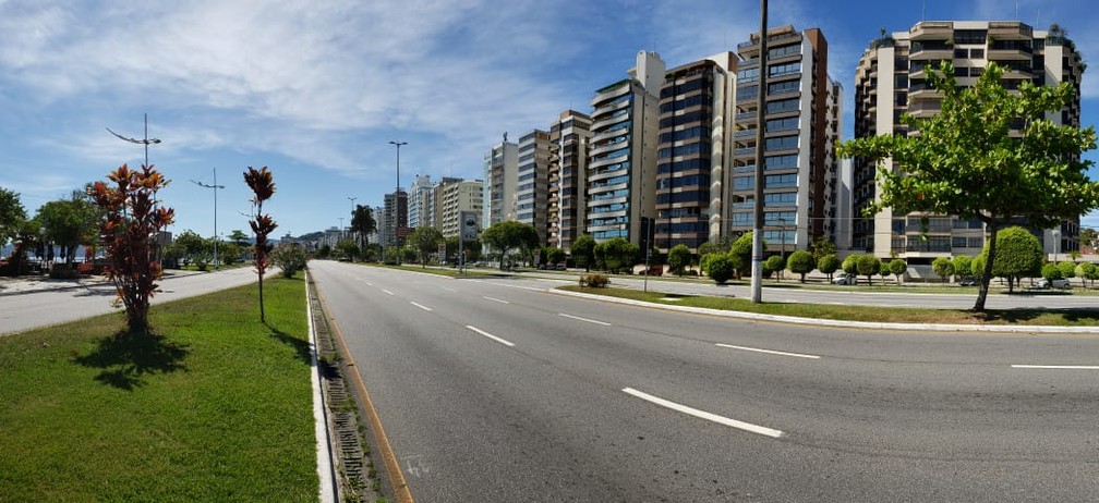 FLORIANÓPOLIS - Avenida Beira-mar Norte, uma das mais movimentadas da capital catarinense, está vazia na manhã desta quinta-feira (26) — Foto: Matheus Nunes/NSC TV 