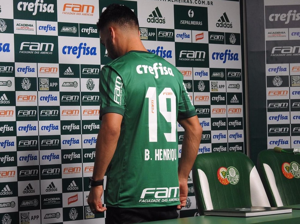Novo volante do Verdão veste a camisa 19 (Foto: Tossiro Neto)