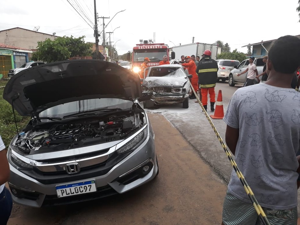 Colis&atilde;o entre ve&iacute;culos deixou duas crian&ccedil;as feridas em Maragogi, Alagoas &mdash; Foto: Divulga&ccedil;&atilde;o/Corpo de Bombeiros