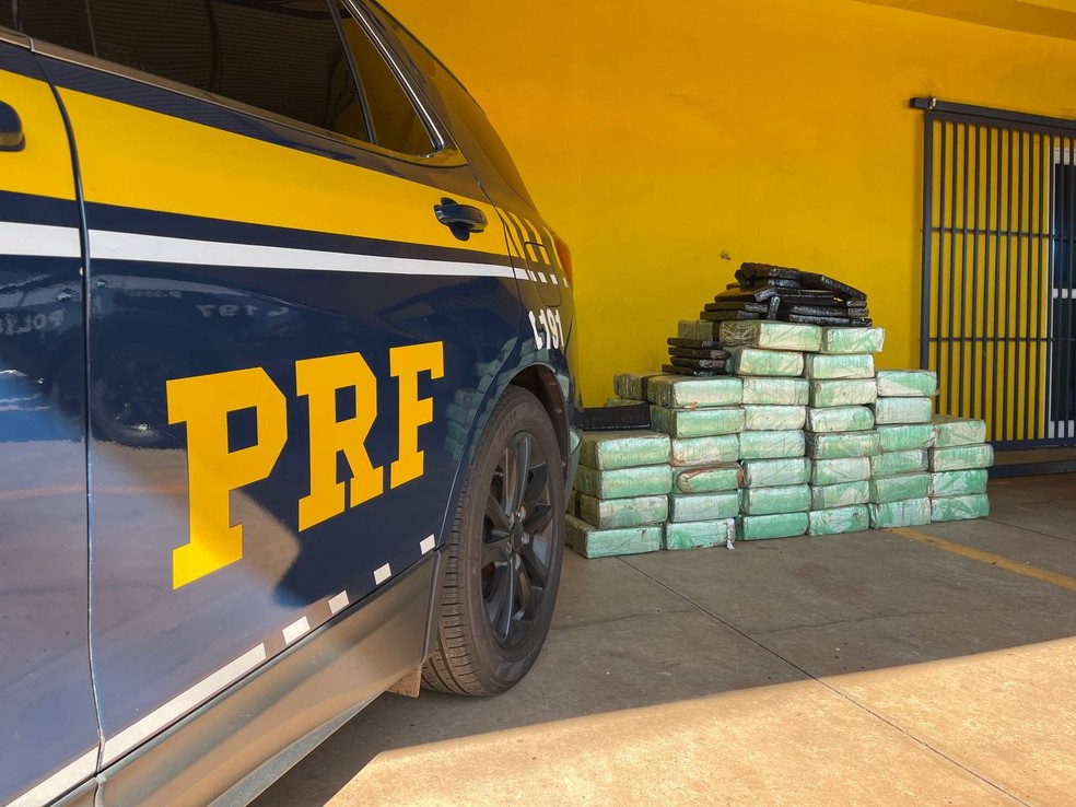 Homem é preso transportando grande quantidade de maconha em Ourinhos — Foto: Igor Rosa/TV TEM