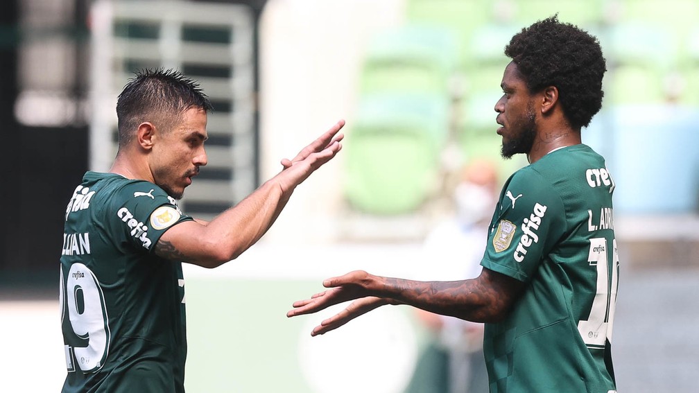 Willian e Luiz Adriano durante jogo-treino do Palmeiras no Allianz Parque — Foto: Cesar Greco