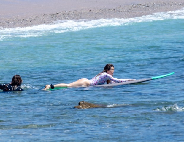 Jessica Biel surfa no México (Foto: Backgrid/The Grosby Group)