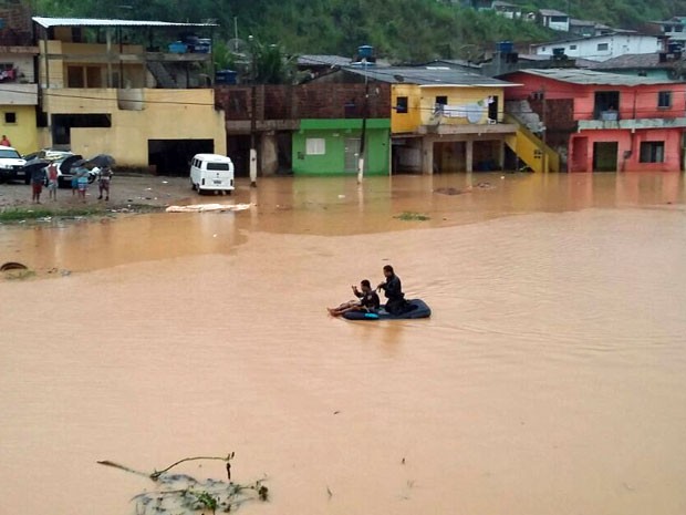 Em Ipojuca, comunidades ficaram completamente alagadas. Moradores precisaram usar botes e jangadas para sair de casa (Foto: Renata Silva / Whatsapp)