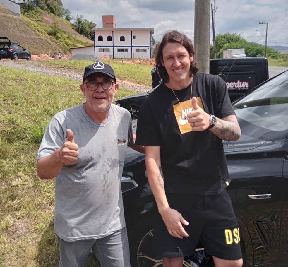 Cássio, do Corinthians, é parado em blitz em SC, tira foto com fãs e viraliza nas redes