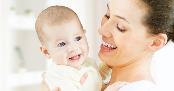 Mãe carregando bebê no colo (Foto: Shutterstock)