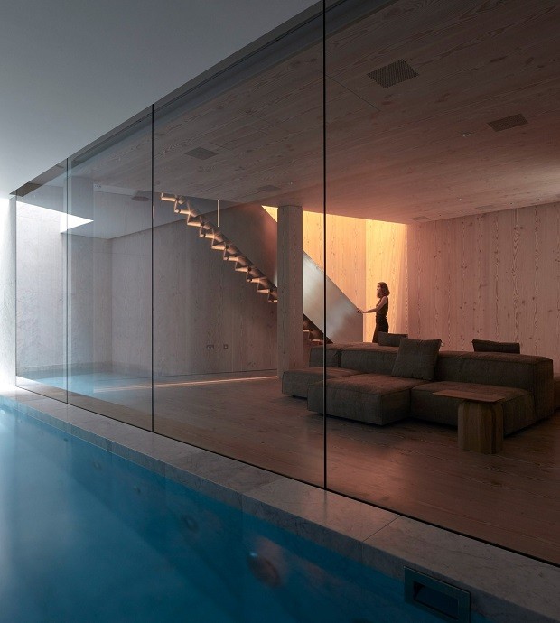 Telhado de cobre e piscina subterrânea são atração em casa inglesa (Foto: Divulgação)