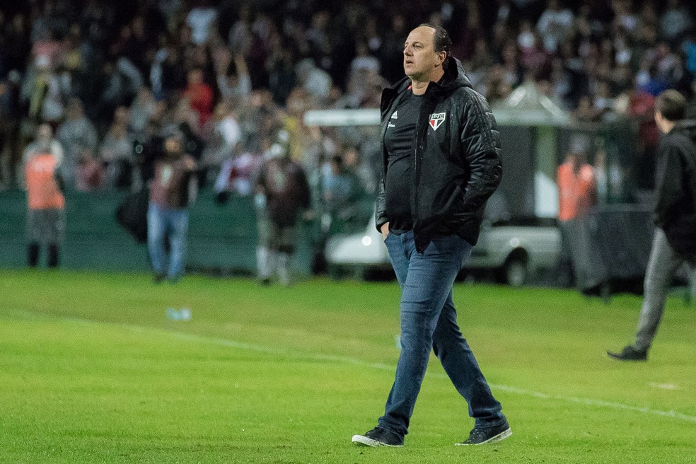 Rogério Ceni durante Coritiba x São Paulo — Foto: Robson Mafra/AGIF