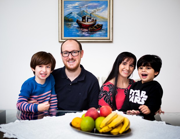 Rafael Tirp e Edenir Tirp criaram uma rotina saudável de alimentação para os filhos, Davi e Arthur (Foto: Agência Ophelia para o G.LAB)