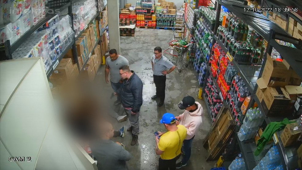 Homem ameaça vítima com uma arma em supermercado no RS. — Foto: Reprodução/RBS TV