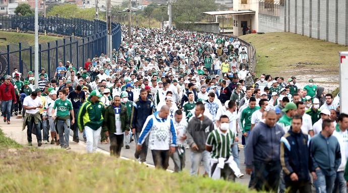chegada da torcida do Palmeiras escoltada jogo Corinthians (Foto: Marcos Ribolli / Globoesporte.com)