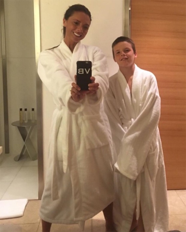 Victoria Beckham mostra todo o seu sorriso ao lado do filho, Cruz (Foto: Reprodução / Instagram)