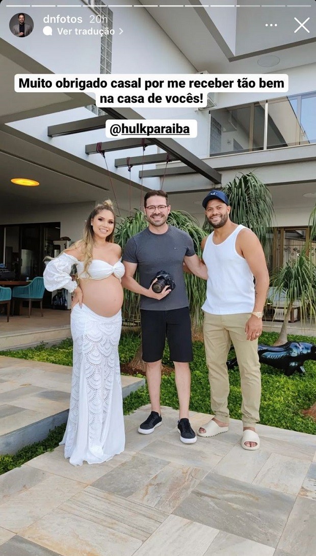 Camila Ângelo e Hulk com o fotógrafo em casa (Foto: Reprodução/ Instagram)