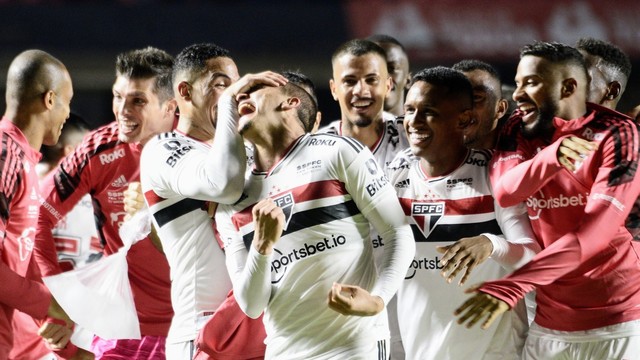 Jogadores do São Paulo comemoram gol no Morumbi