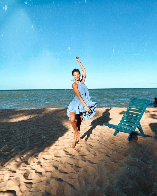 Vitória Strada dança nas areias da praia (Foto: Reprodução/Instagram)