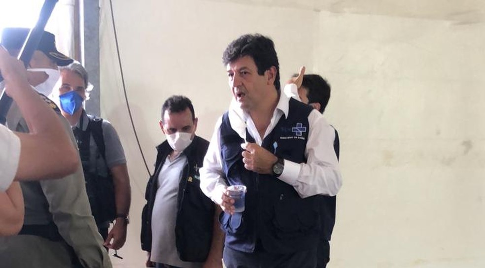 O ministro da Saúde, Luiz Henrique Mandetta, deu entrevista durante visita a obras de hospital de campanha em Águas Lindas (GO)  — Foto: Reprodução/TV Anhanguera