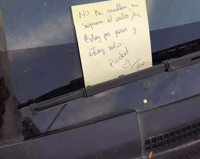 Mãe viraliza ao deixar bilhete para policiais no vidro do carro: "Não me multem, fui parir"
