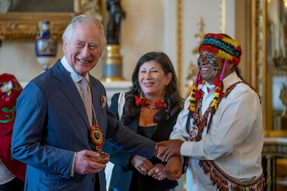 Líder indígena Domingo Peas presenteia o rei Carlos III durante uma recepção em apoio à ação pela biodiversidade global no Palácio de Buckingham