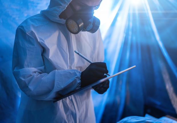 Médico fazendo pesquisa em zona de quarentena (Foto: freemixer via Getty Images)