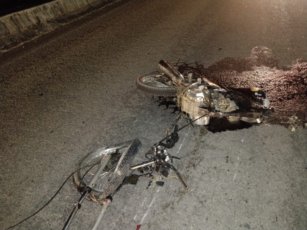 Colisão entre carro e moto deixou homem morto na BR-104, em Caruaru — Foto: WhatsApp/Reprodução