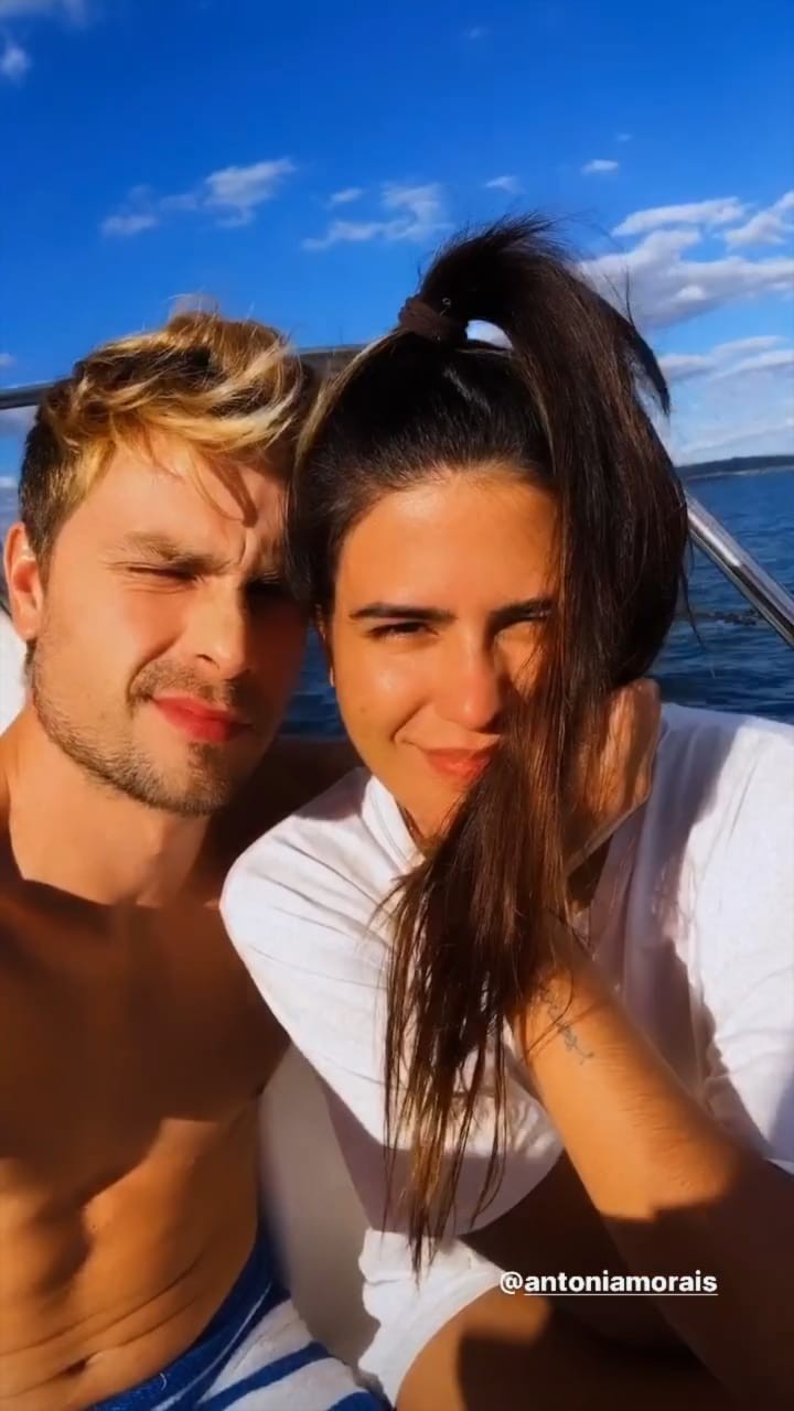 Antônia Morais e Paulo Dalagnoli passam domingo em barco (Foto: Reprodução/Instagram)