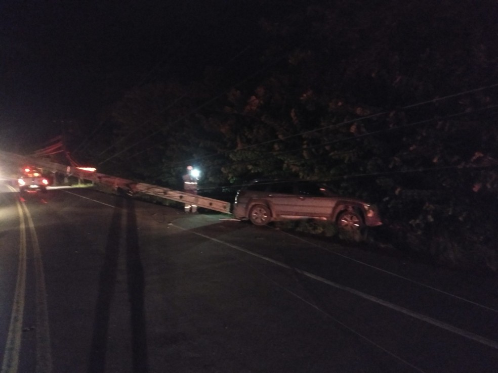 Um dos carros foi jogado para o acostamento da AL-101 Norte e acabou derrubando o poste — Foto: Ascom/BPRv