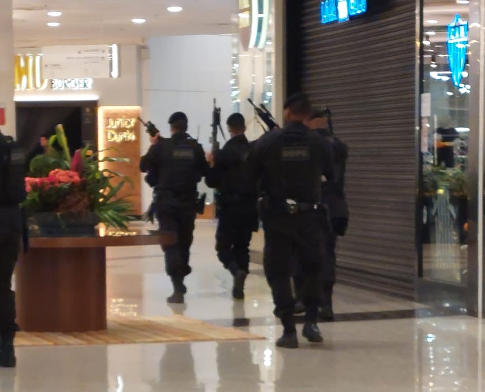 Policiais dentro do BH Shopping — Foto: Redes sociais
