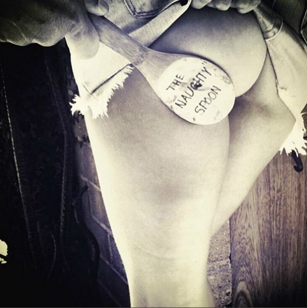Heidi Klum brinca com colher de pau (Foto: Reprodução Instagram)