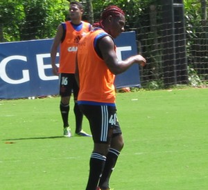 Curtinha: Amaral estreia ‘estilo Vagner Love’ em rachão do Flamengo