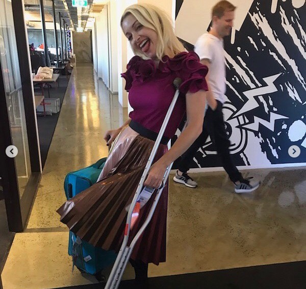 A cantora australiana Kate Miller-Heidke com a muleta que tem utilizada durante sua recuperação de uma infecção  (Foto: Instagram)