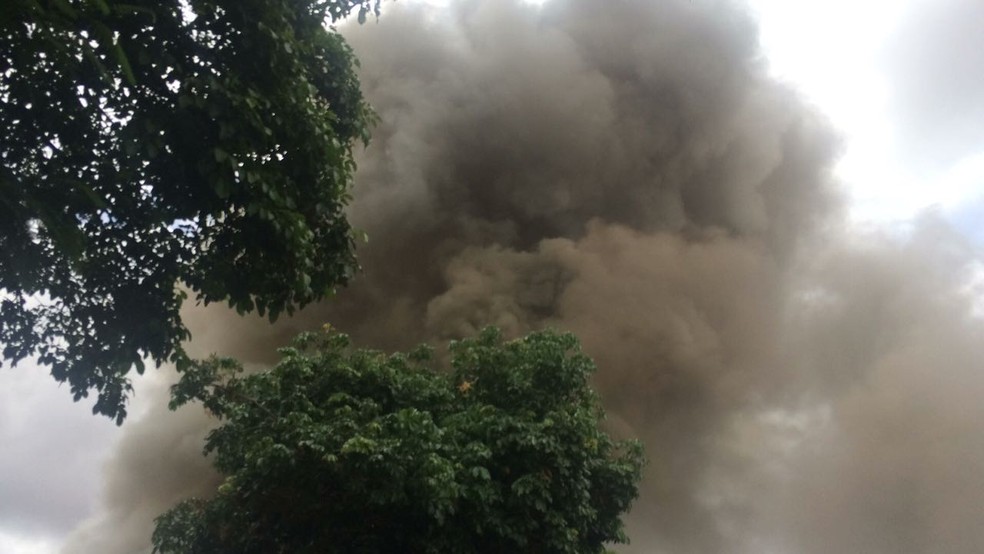 Fumaça se espalhou após o incêndio em Pedrinhas Paulista  (Foto: Ramon Ramos / Arquivo pessoal )