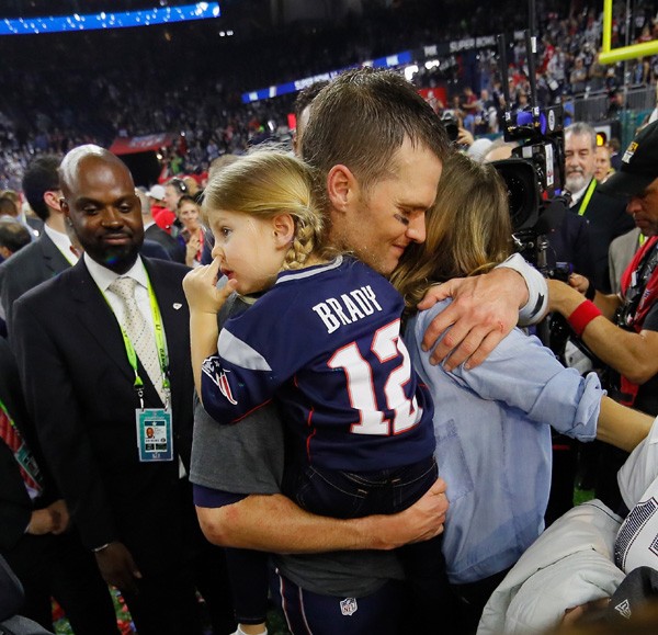 Tom Brady celebra a vitória com Gisele Bündchen e a filha Vivian Lake (Foto: Getty Images)