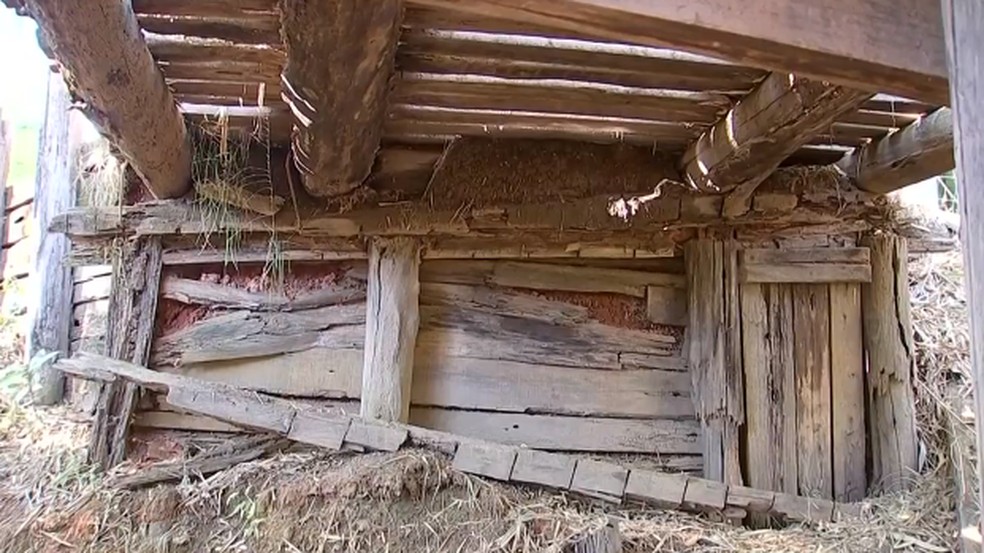 Ponte de madeira tem vigas soltas na Vila dos Pescadores em Itapetininga â€” Foto: ReproduÃ§Ã£o/TV TEM