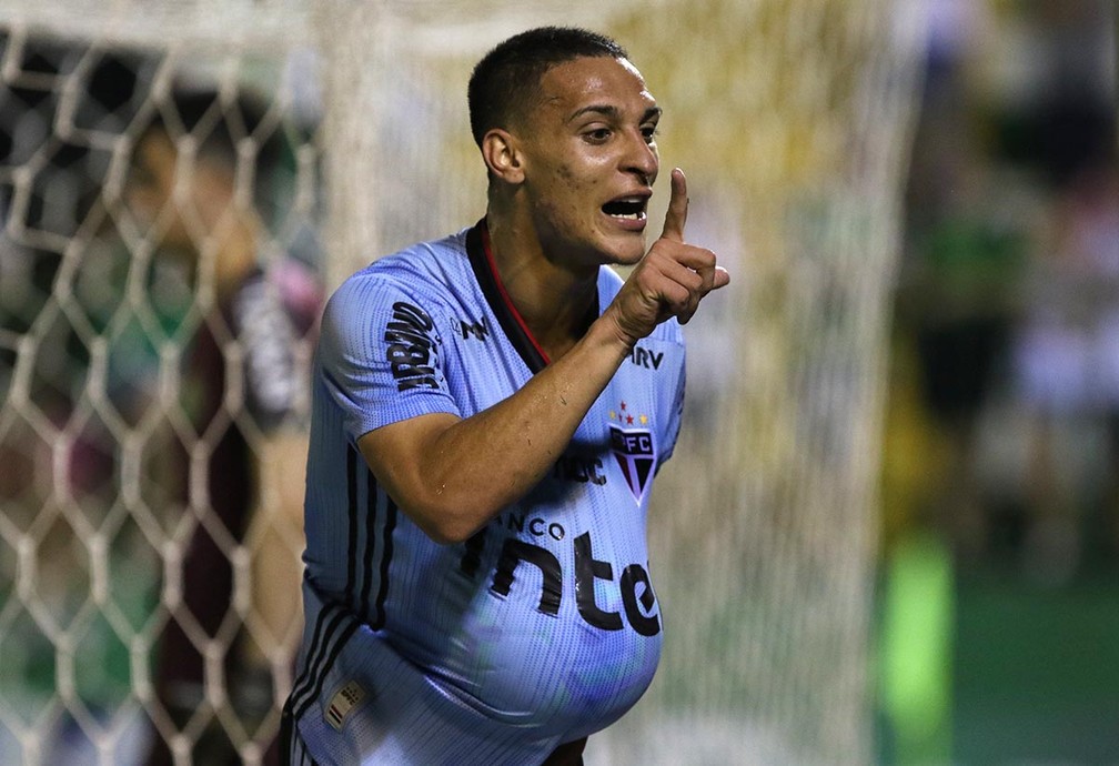 Antony homenageia o filho que está para nascer após gol na vitória sobre a Chapecoense — Foto: Rubens Chiri/saopaulofc.net