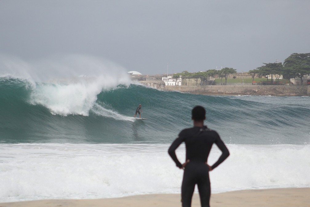 Surfista desce ondão no Posto 5, em Copacabana — Foto: Joao Gabriel Alves/ Enquadrar/ Estadão Conteúdo