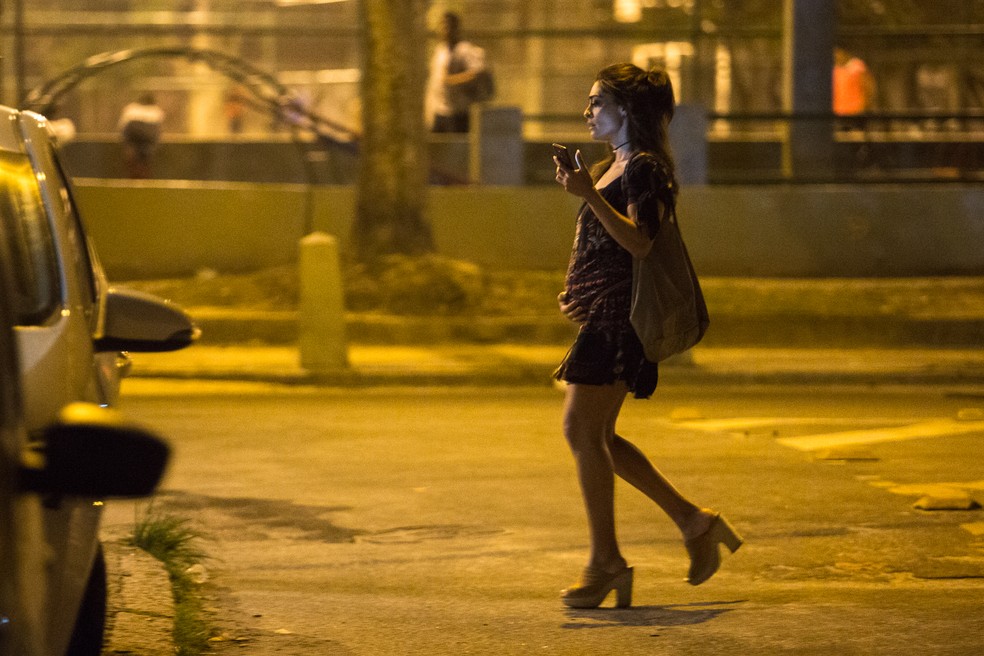 Para não correr o risco de ser assaltada e perder a grana, ela coloca o dinheiro na barriga, simulando uma gravidez — Foto: Fábio Rocha/Gshow